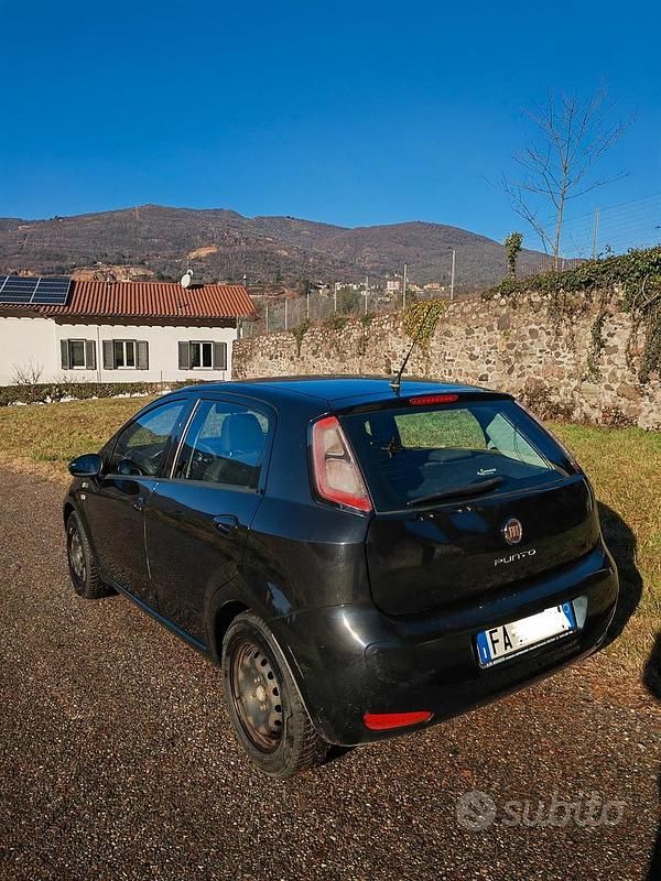Usata Fiat Punto Young 69 CV (50 kW) 2015 Nero Berlina