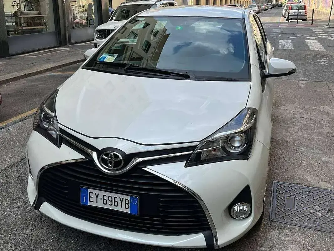 Usata Toyota Yaris Lounge 69 CV (50 kW) 2015 Bianco Utilitaria
