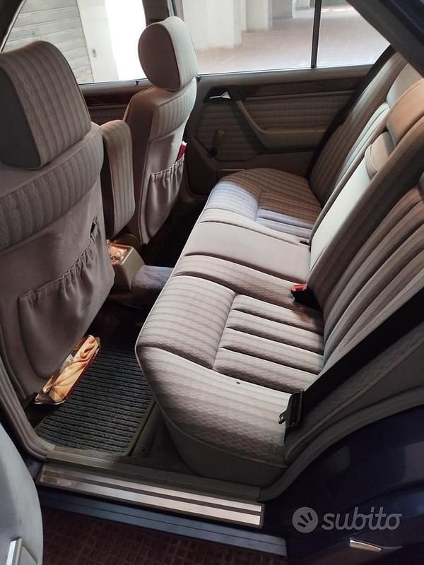 Usata Mercedes E200 1992 Blu Berlina