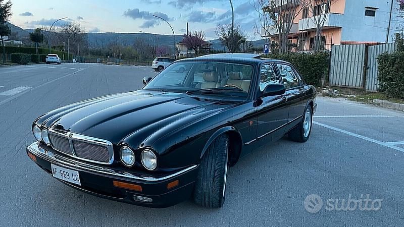 Usata Jaguar XJR 325 CV (239 kW) 1996 Marrone Berlina