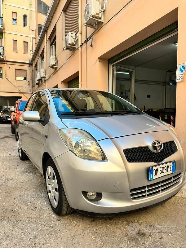 Grigio Usata 2008 Toyota Yaris Due volumi | 4800 € (Buon prezzo) - Immagine 1/4