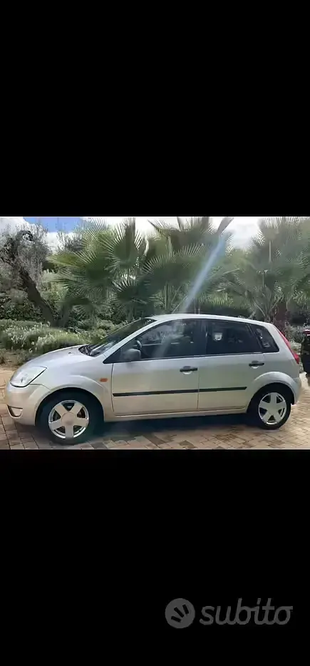 Usata Ford Fiesta 49 CV (36 kW) 2005 Grigio Utilitaria