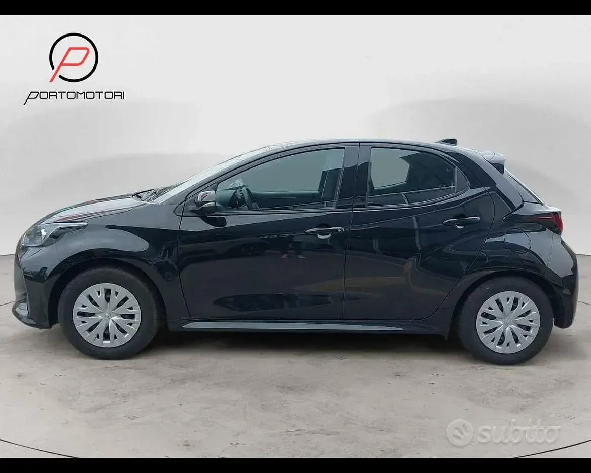 Usata Toyota Yaris Hybrid Active 92 CV (67 kW) 2025 Nero Berlina