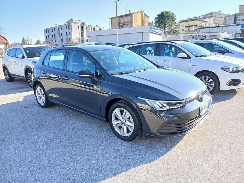 Usata VW Golf VIII Life 110 CV (80 kW) 2023 Grigio Berlina