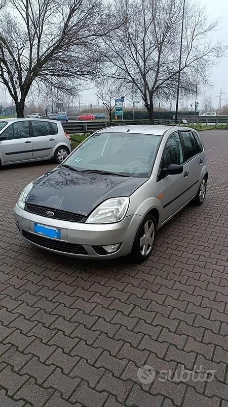 Grigio Usata 2003 Ford Fiesta Due volumi | 200 € - Immagine 1/4
