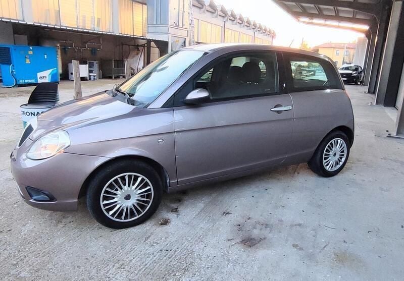 Usata Lancia Ypsilon 75 CV (55 kW) 2009 Viola Utilitaria