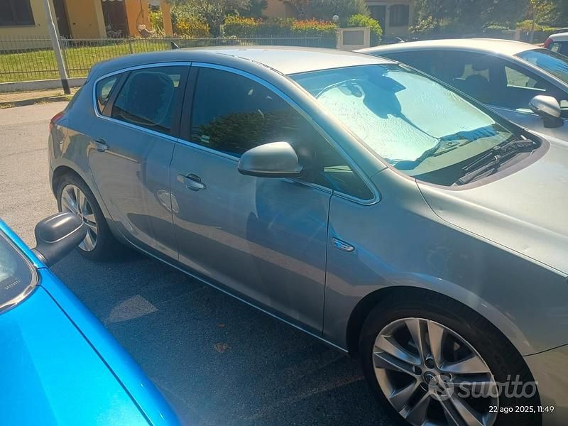 Usata 2010 Opel Astra Cosmo Tre volumi | 4500 € (Buon prezzo) - Immagine 1/4