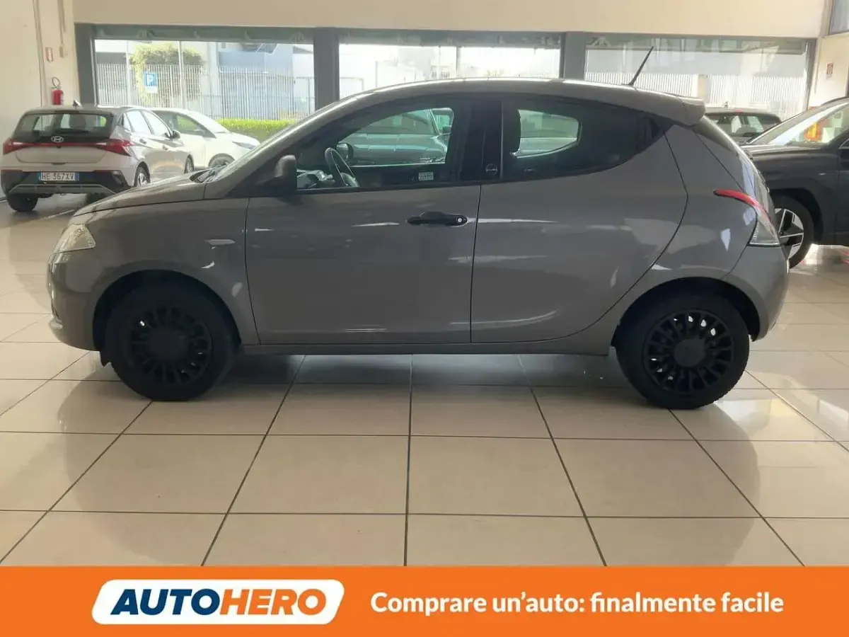 Usata Lancia Ypsilon Silver 71 CV (52 kW) 2020 Grigio Utilitaria