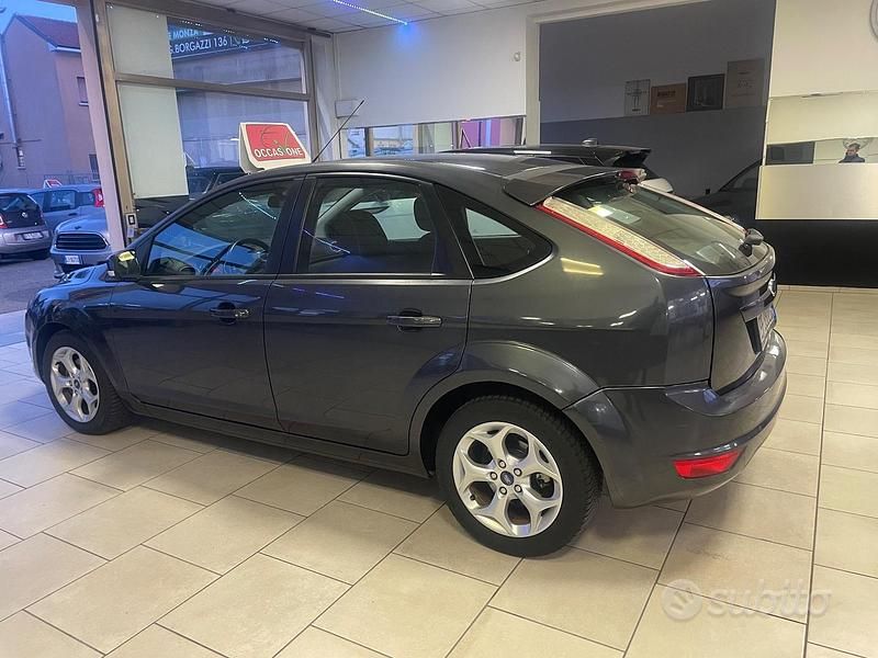 Usata Ford Focus Ghia 101 CV (74 kW) 2011 Grigio Berlina