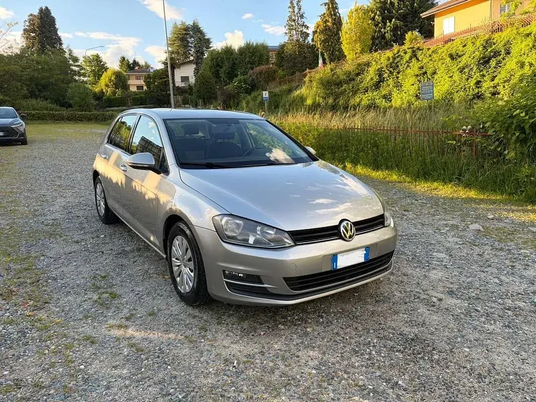 Usata VW Golf VII Trendline 105 CV (77 kW) 2013 Argento Berlina