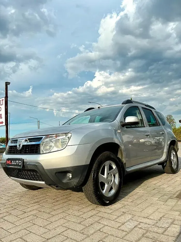 Usata Dacia Duster Lauréate 90 CV (66 kW) 2011 Grigio SUV