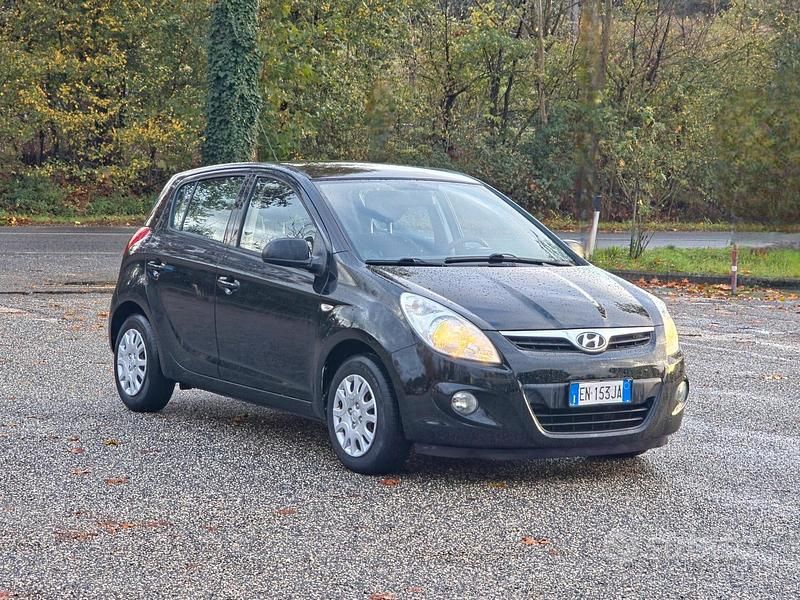 Nero Usata 2012 Hyundai i20 Edition Tre volumi | 5700 € (Buon prezzo) - Immagine 1/4