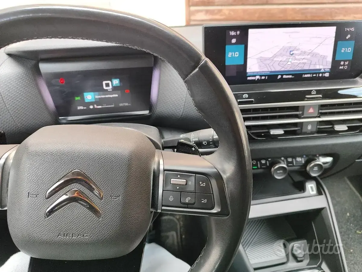Begagnad Citroën C4 PureTech 131 HK (96 kW) 2022 Röd Sedan