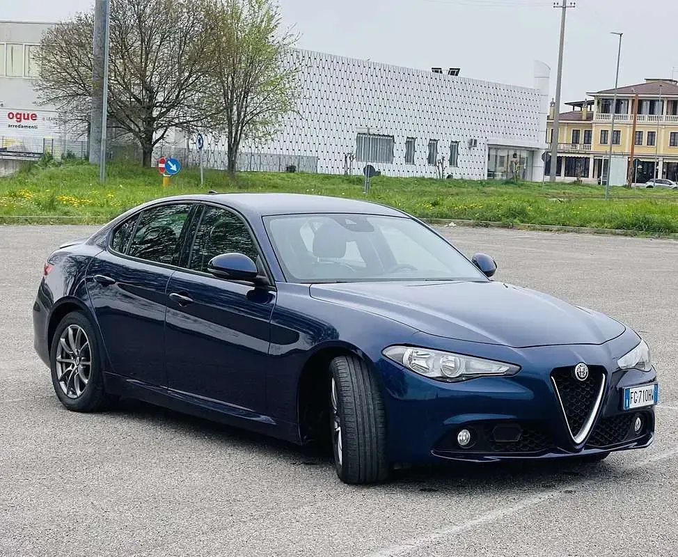 Usata Alfa Romeo Giulia Super 150 CV (110 kW) 2017 Blu/azzurro Berlina