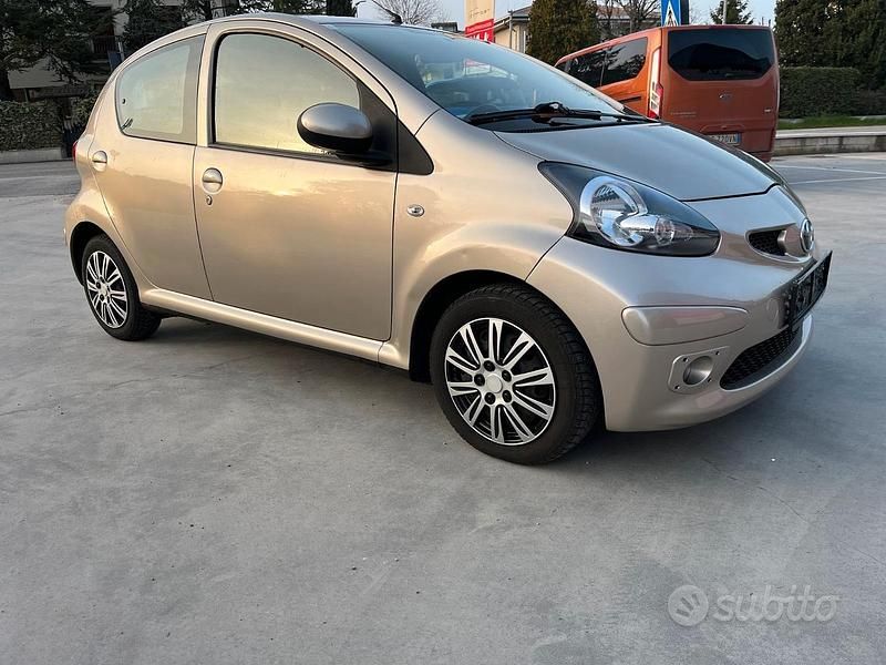 Usata Toyota Aygo Sol 68 CV (50 kW) 2010 Beige Utilitaria