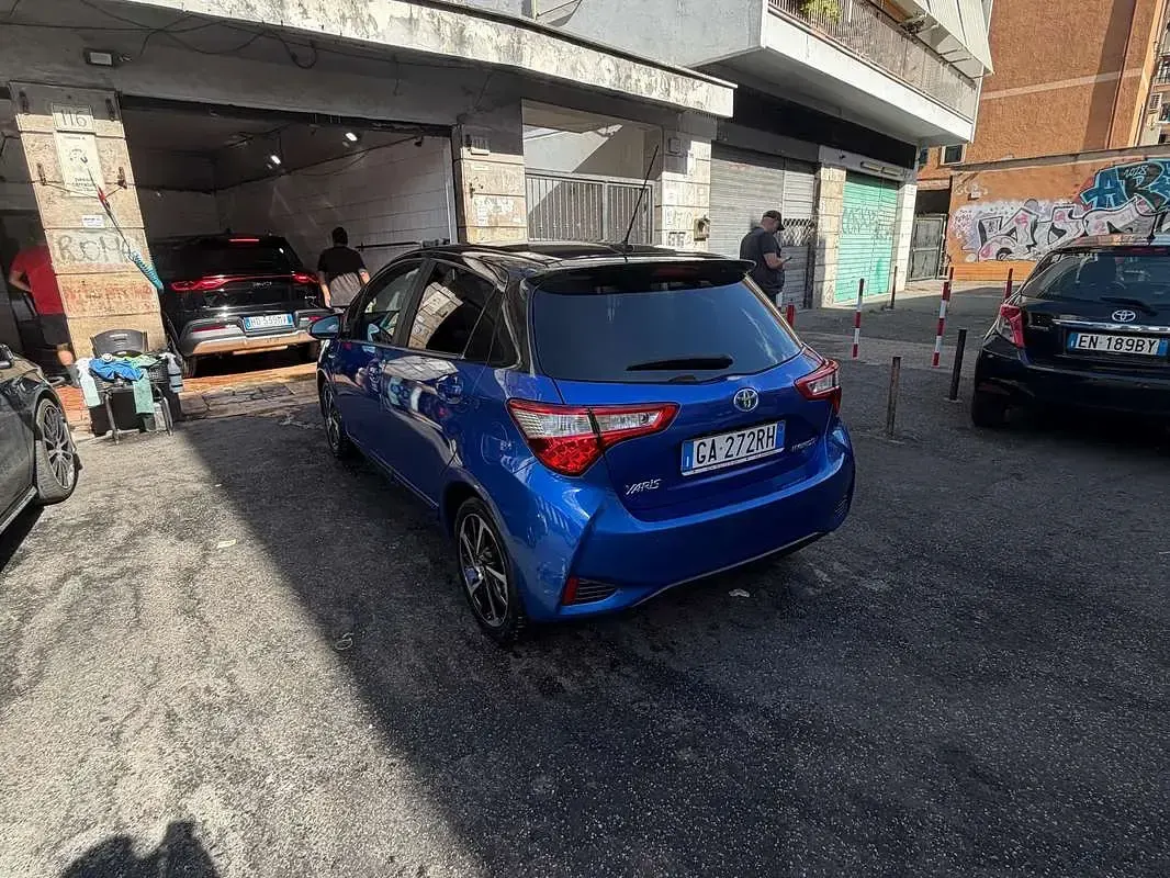 Usata Toyota Yaris Hybrid Lounge 73 CV (53 kW) 2020 Blu/azzurro Berlina