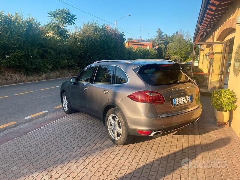 Usata Porsche Cayenne 2011 Grigio SUV