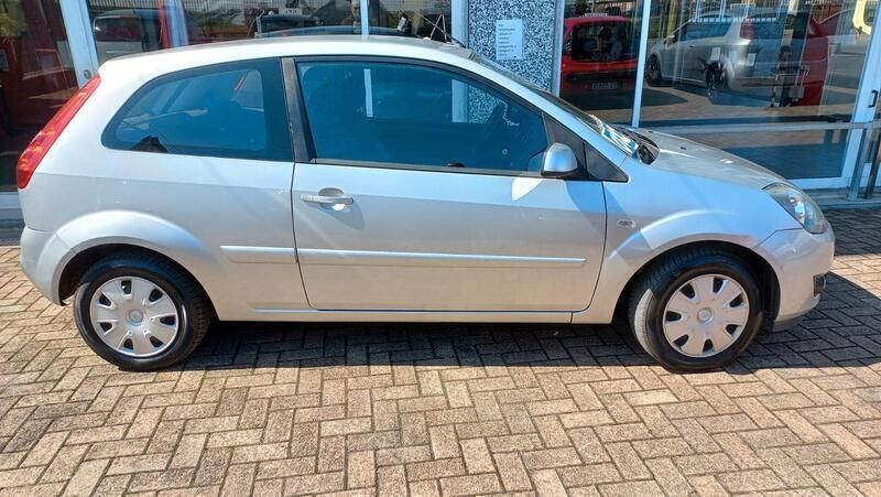Usata Ford Fiesta 75 CV (55 kW) 2008 Grigio Utilitaria