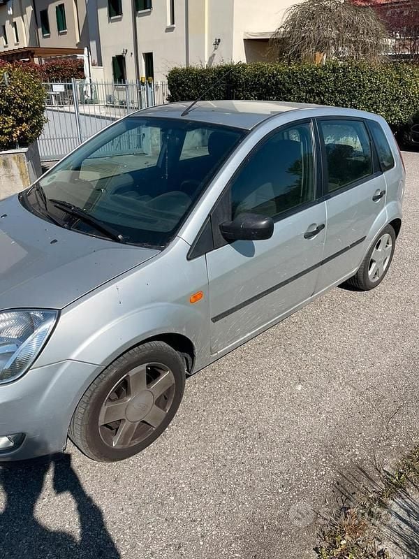Usata Ford Fiesta Ambiente 75 CV (55 kW) 2003 Grigio Utilitaria
