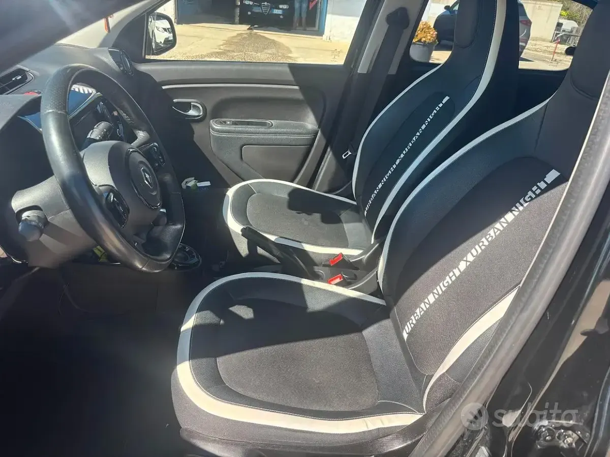 Usata Renault Twingo 30 kW (42 CV) 2022 Nero Utilitaria