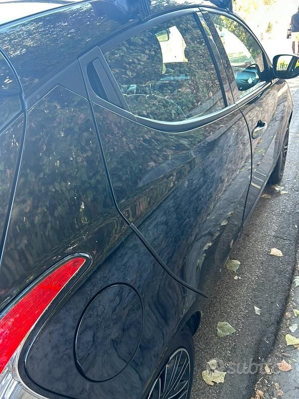 Usata Lancia Ypsilon Gold 69 CV (50 kW) 2018 Nero Utilitaria