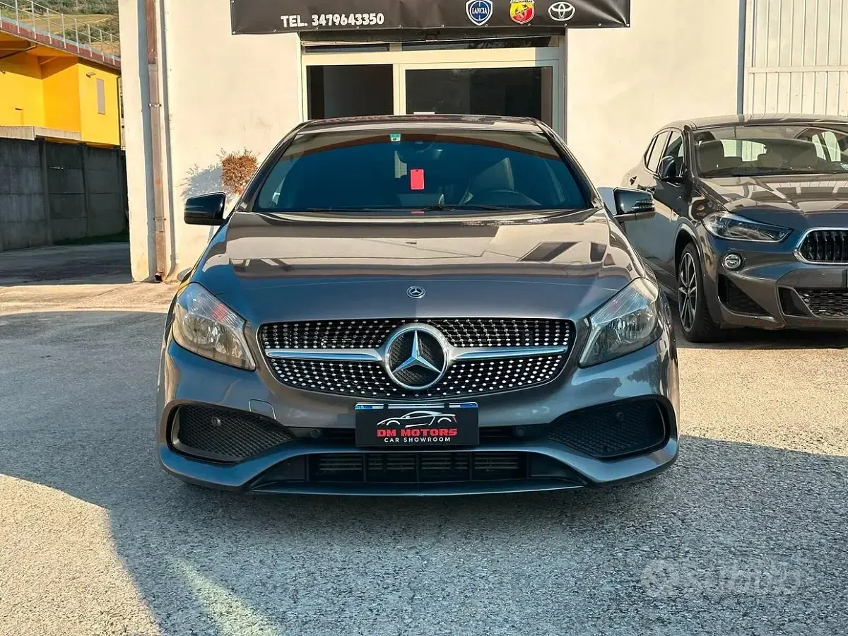 Usata Mercedes A180 Premium 109 CV (80 kW) 2017 Grigio selenite Utilitaria