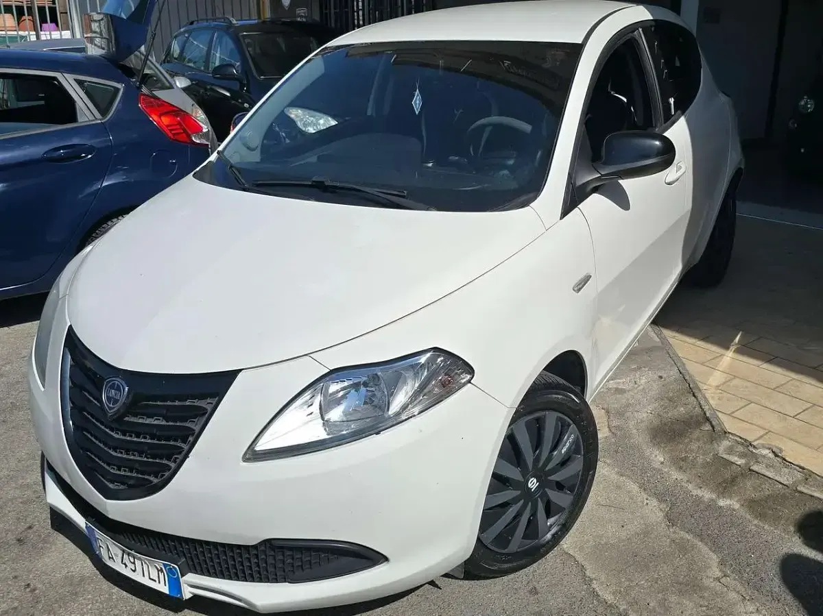 Usata Lancia Ypsilon Gold 95 CV (69 kW) 2015 Bianca Utilitaria