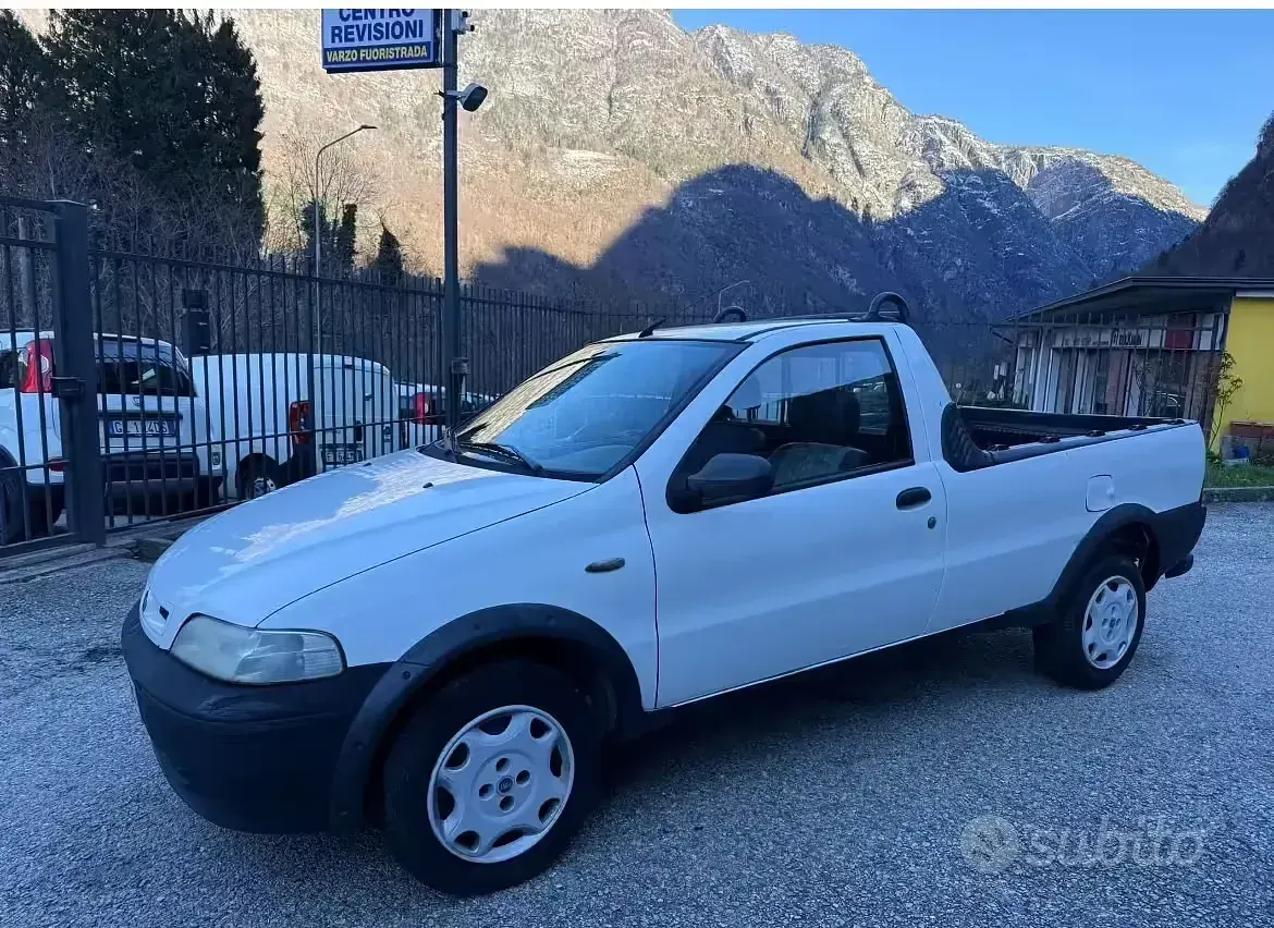 Usata Fiat Strada 80 CV (58 kW) 2004 Bianco Pick-up