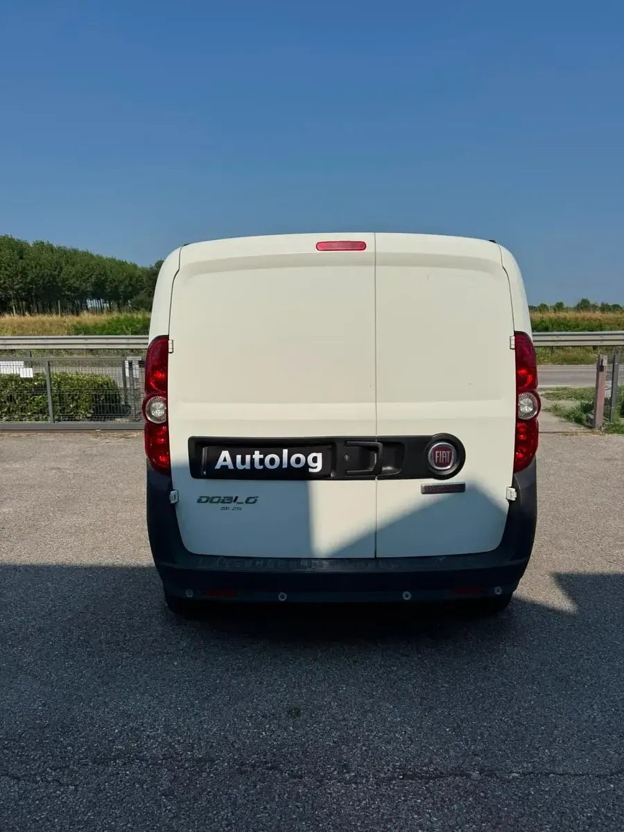Usata Fiat Doblò Lounge 120 CV (88 kW) 2021 Bianco Monovolume