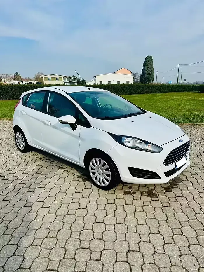 Usata Ford Fiesta 75 CV (55 kW) 2015 Bianco Utilitaria