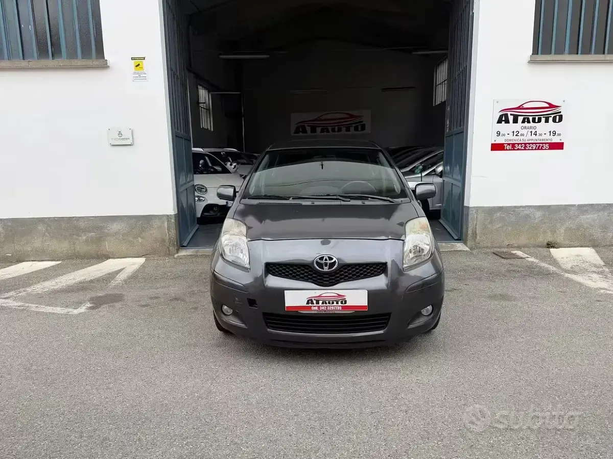 Usado Toyota Yaris Sol 100 CV (73 kW) 2011 Gris Utilitario