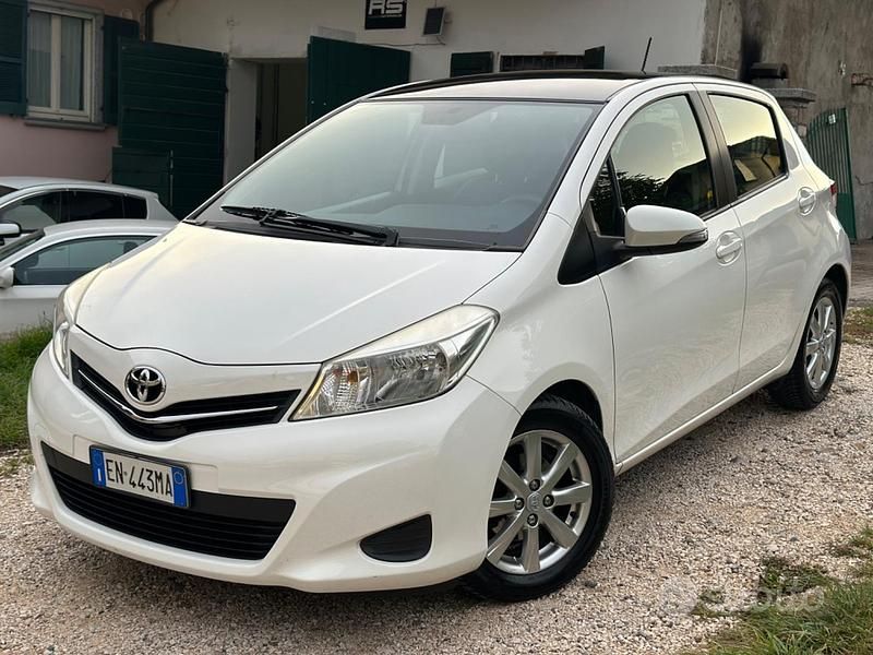 Bianco Usata 2012 Toyota Yaris Tre volumi | 5990 € (Molto cara) - Immagine 1/4