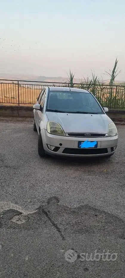 Usata Ford Fiesta 68 CV (50 kW) 2005 Grigio Utilitaria