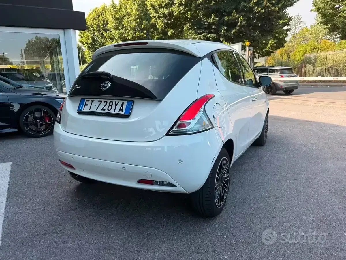 Usata Lancia Ypsilon Gold 69 CV (50 kW) 2019 Bianco Utilitaria