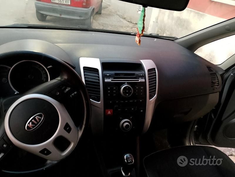 Usata Kia Venga 90 CV (66 kW) 2011 Grigio Utilitaria