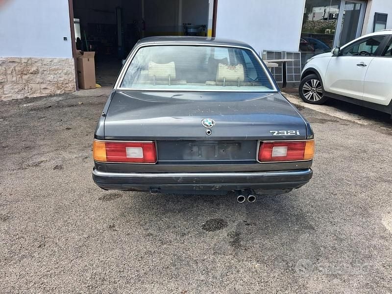 Begagnad BMW 732 197 HK (144 kW) 1982 Blå Sedan
