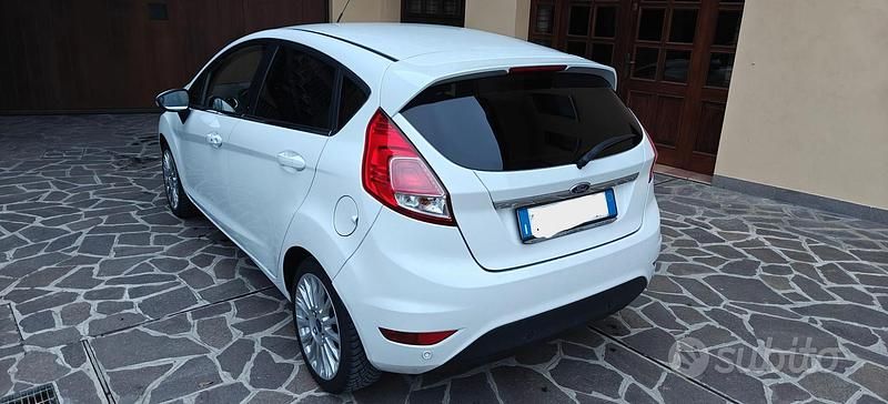Usata Ford Fiesta 75 CV (55 kW) 2015 Bianco Utilitaria