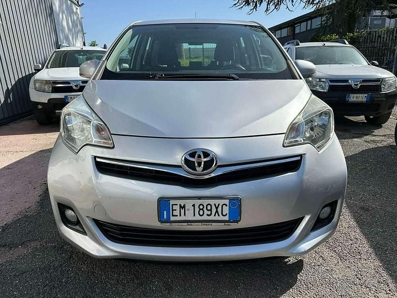 Usata Toyota Verso-S Active 99 CV (72 kW) 2012 Argento Monovolume