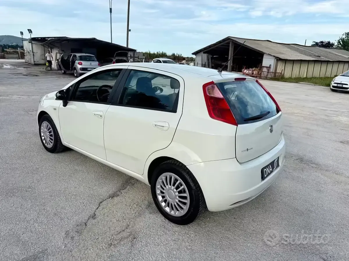 Usata Fiat Grande Punto 75 CV (55 kW) 2010 Bianco Utilitaria