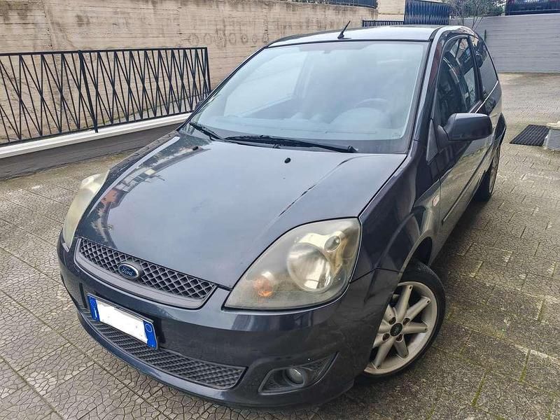 Usata Ford Fiesta Titanium 68 CV (50 kW) 2008 Grigio Berlina