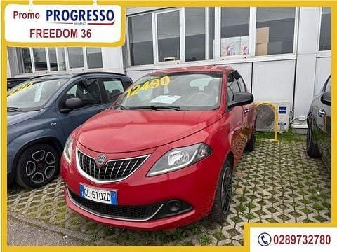 Usado Lancia Ypsilon Silver 69 HP (50 kW) 2022 Vermelho Citadino
