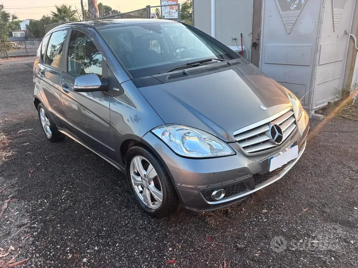 Usata Mercedes A180 116 CV (85 kW) 2010 Grigio Utilitaria