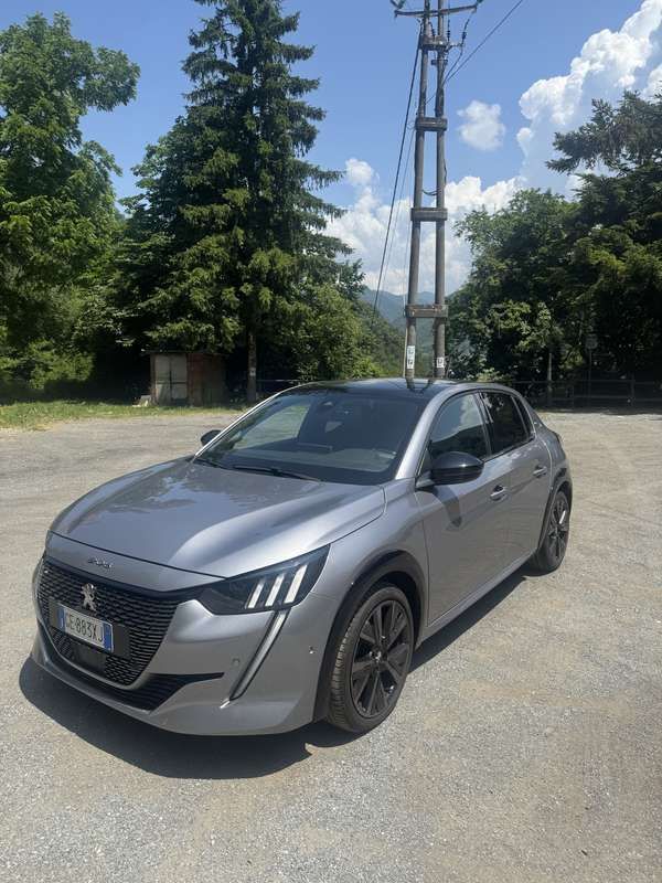 Usata 2022 Peugeot 208 GT Due volumi | 17.300 € (Molto cara) - Immagine 1/4