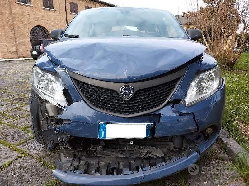 Usata Lancia Ypsilon 85 CV (62 kW) 2017 Blu Utilitaria