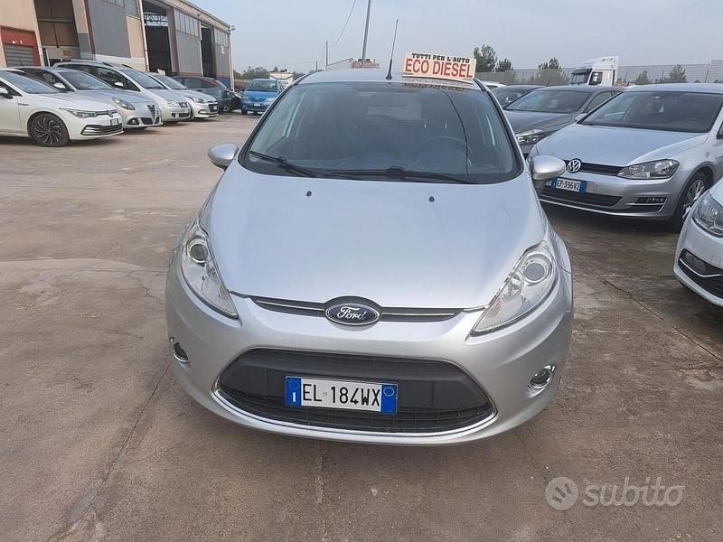 Usata Ford Fiesta Titanium 71 CV (52 kW) 2012 Grigio Utilitaria