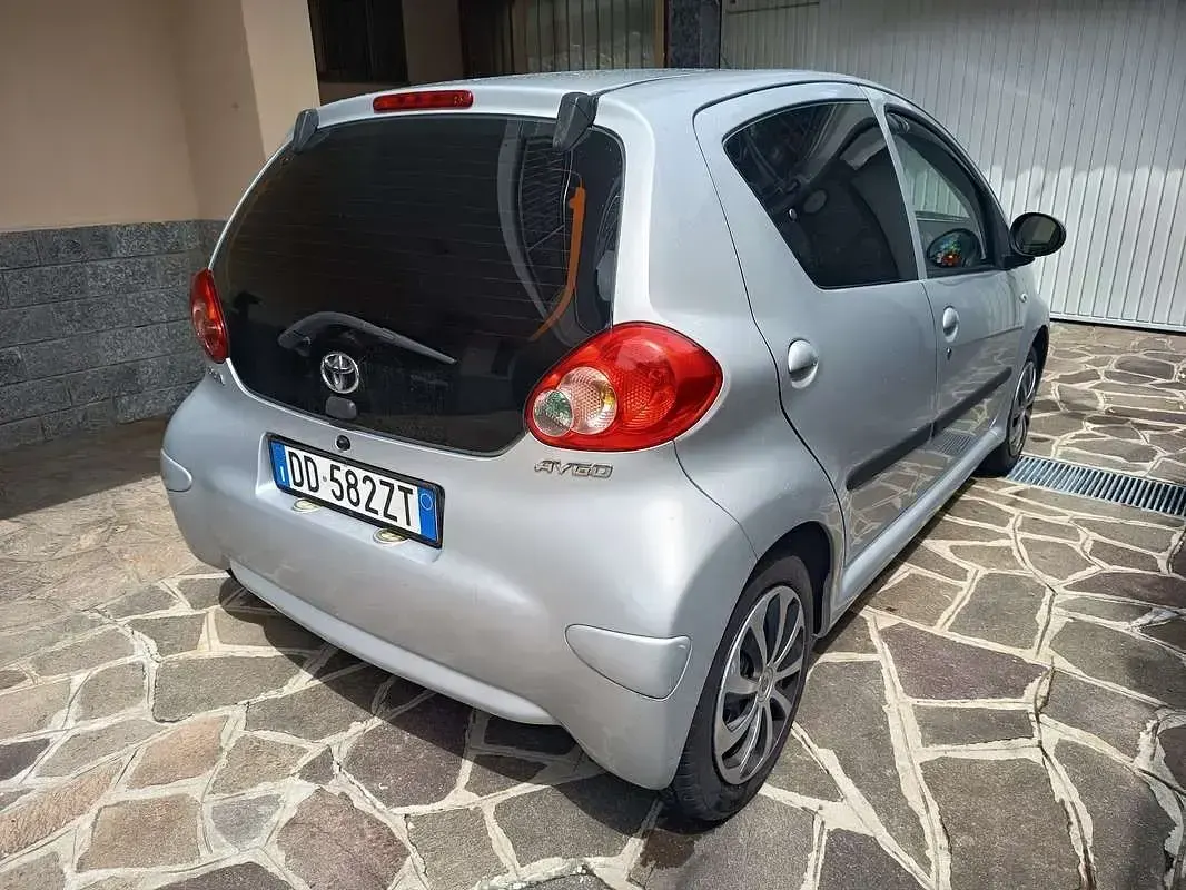 Usata Toyota Aygo 68 CV (50 kW) 2006 Grigio Utilitaria
