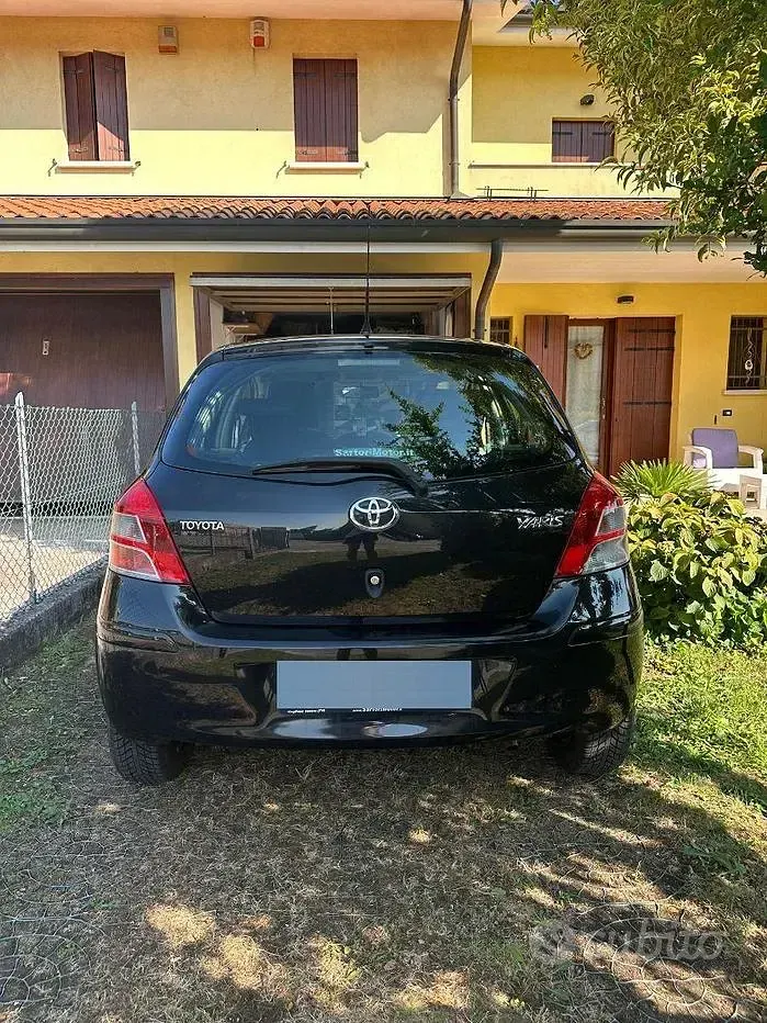 Usata Toyota Yaris Sol 69 CV (50 kW) 2010 Nero Utilitaria