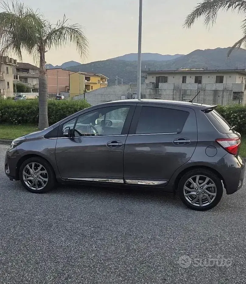Usata Toyota Yaris Style 90 CV (66 kW) 2017 Grigio Berlina