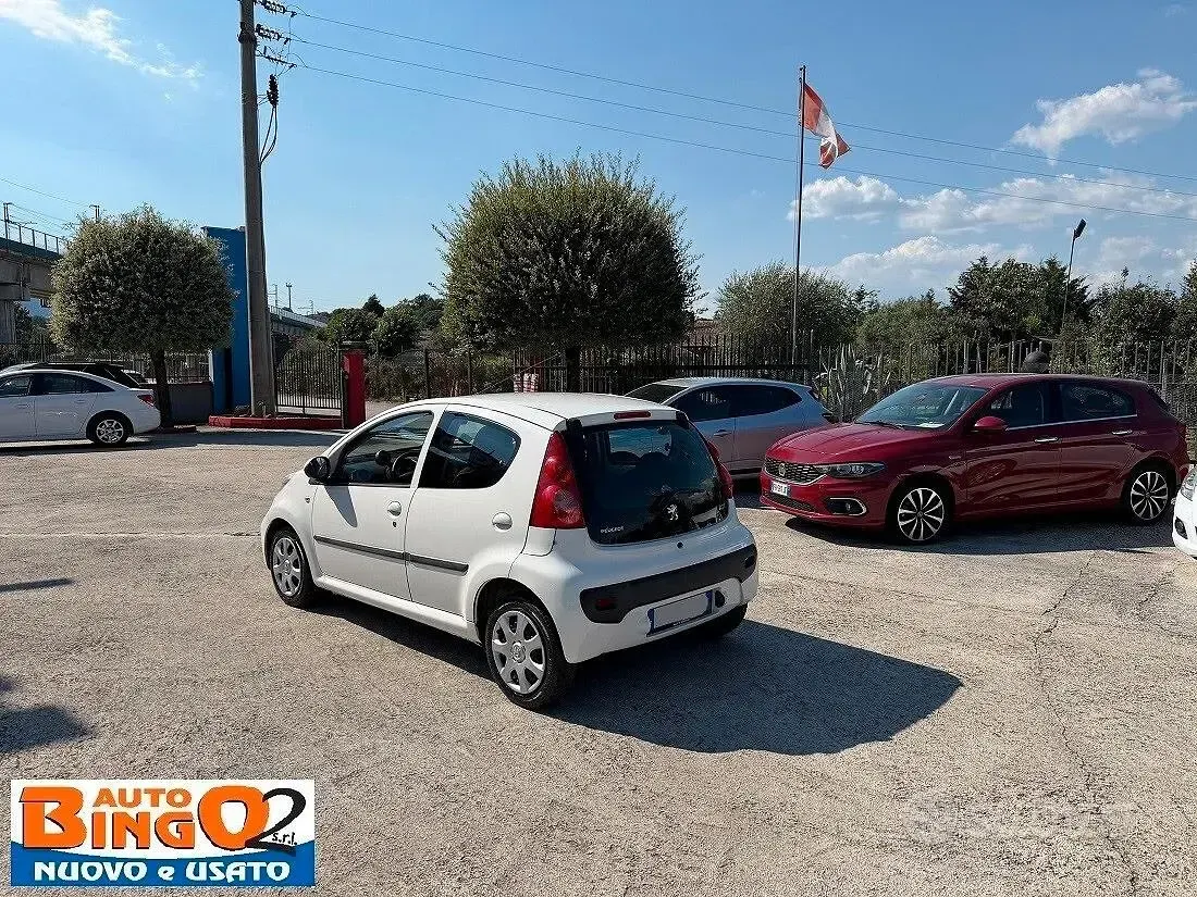 Usata Peugeot 107 Active 68 CV (50 kW) 2012 Bianco Utilitaria
