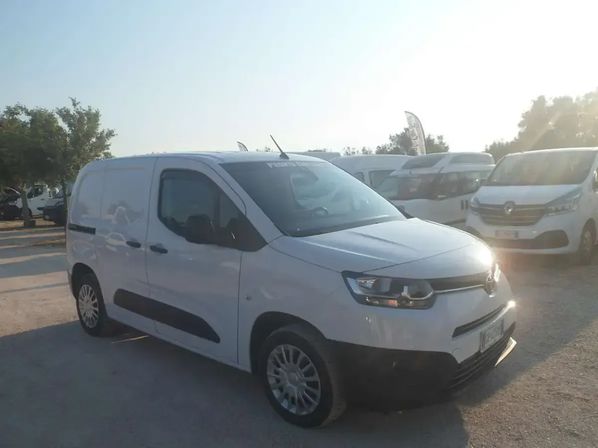 Usata Toyota Proace 101 CV (74 kW) 2024 Bianco Monovolume